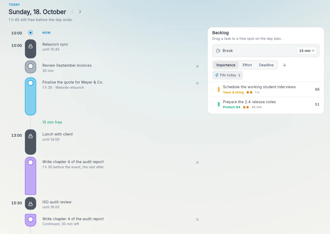 Day plan in Aevo: meetings as fixed blocks, tasks in the gaps, the backlog on the right